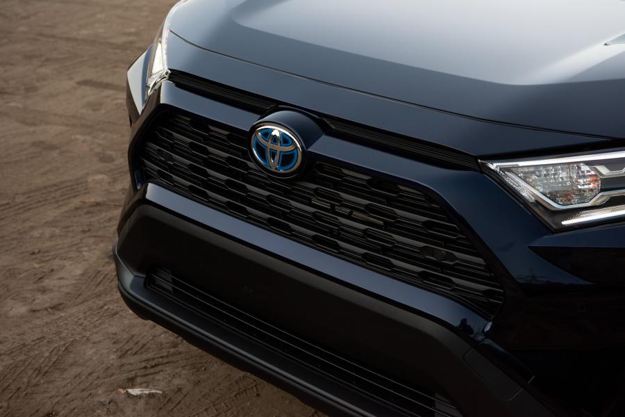 Детали экстерьера Toyota RAV4 XLE Hybrid 2018 года  (NA) (фото 11 из 26)